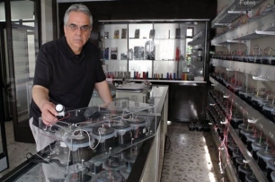 México. Un investigador crea una batería capaz de mantener encendida una linterna por 100 años