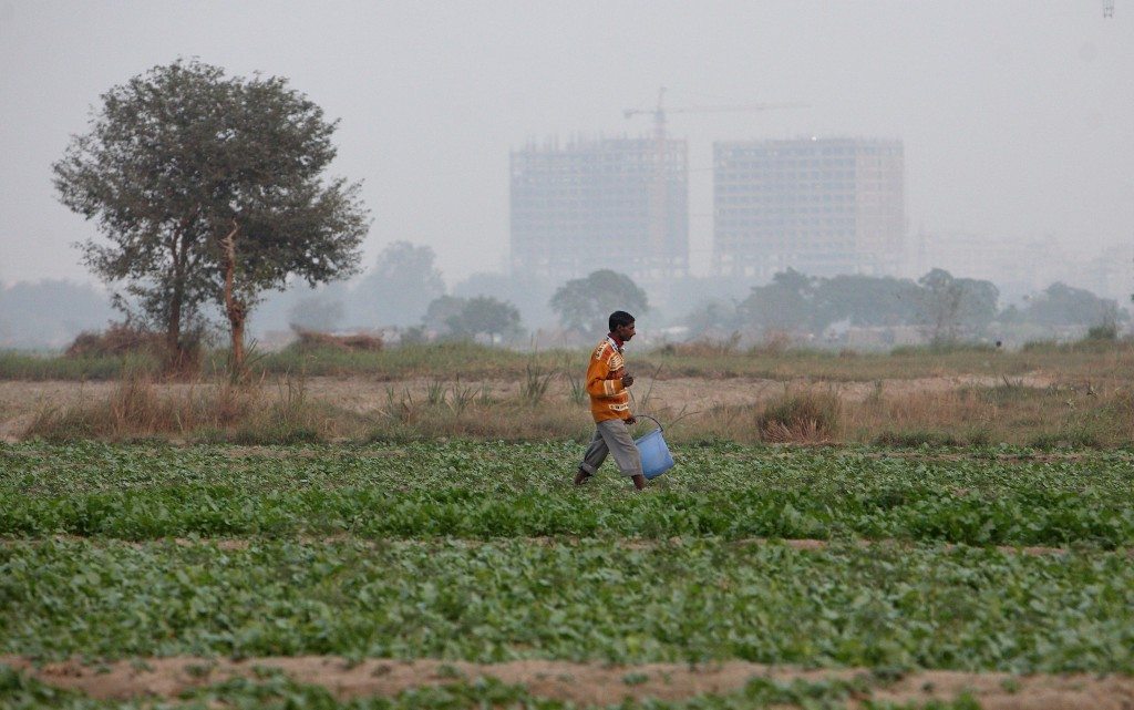 Un agricultor a las afueras de Nueva Delhi. India es uno de los países donde los científicos esperan que tenga más efectos el cambio climático. EFE/Archivo.Harish Tyagi