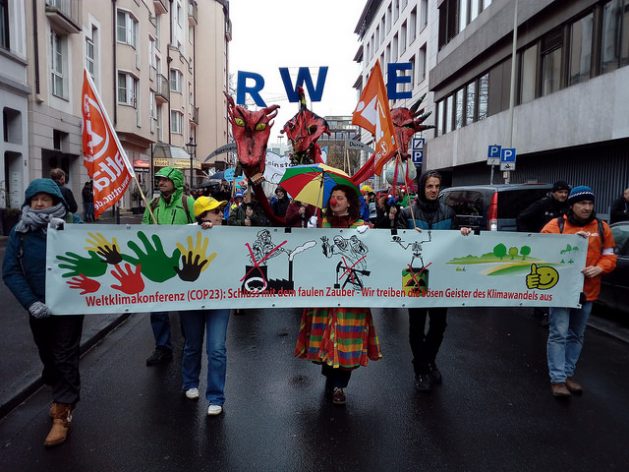 Durante la marcha climática de los pueblos, el sábado 11, por las principales calles de la ciudad alemana de Bonn, los manifestantes pidieron el alejamiento del carbón de la generación eléctrica, especialmente de las empresas alemanas, como la compañía RWE. Crédito: Emilio Godoy/IPS